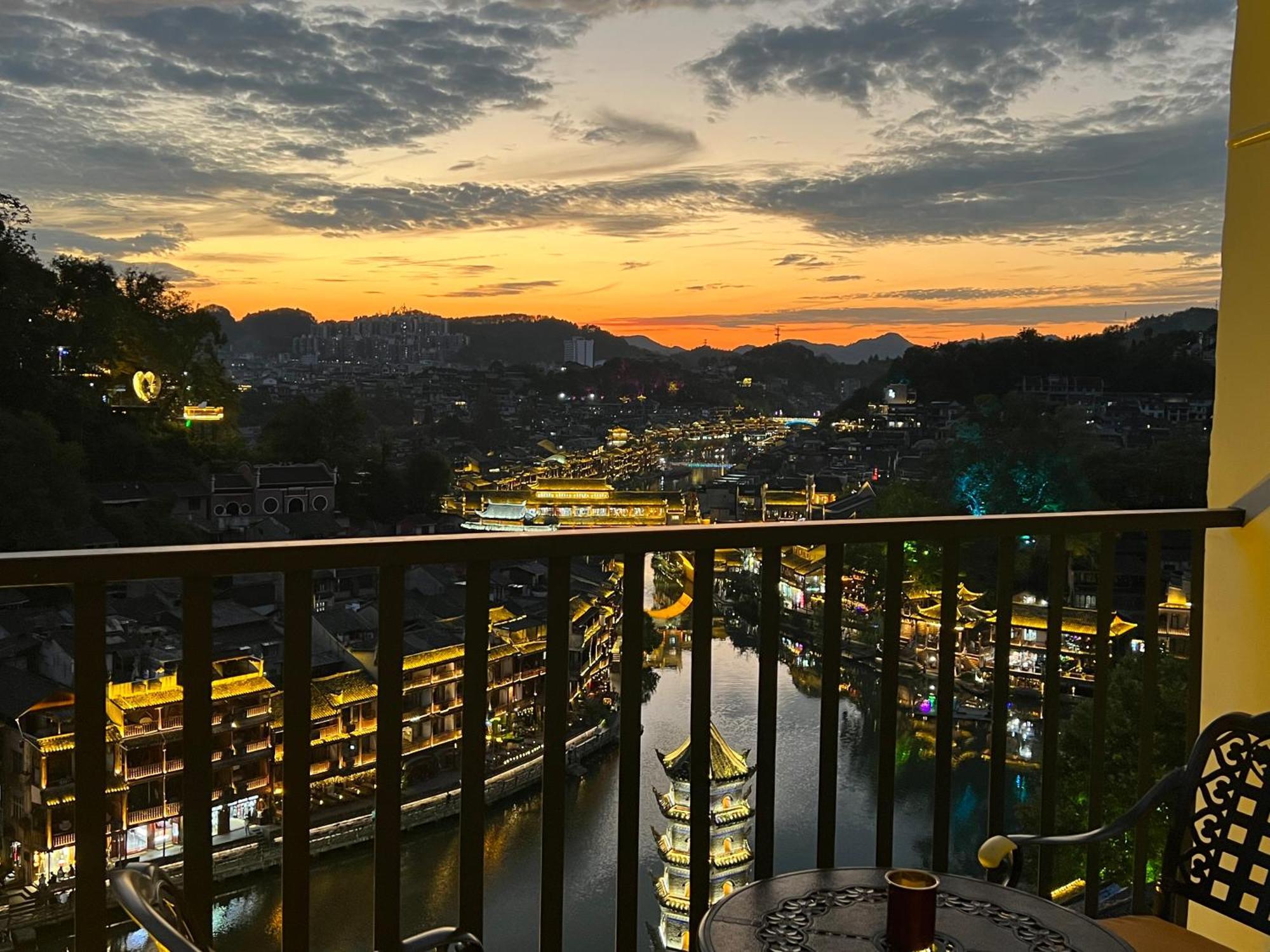 Phoenix Best River View B&B Fenghuang Esterno foto