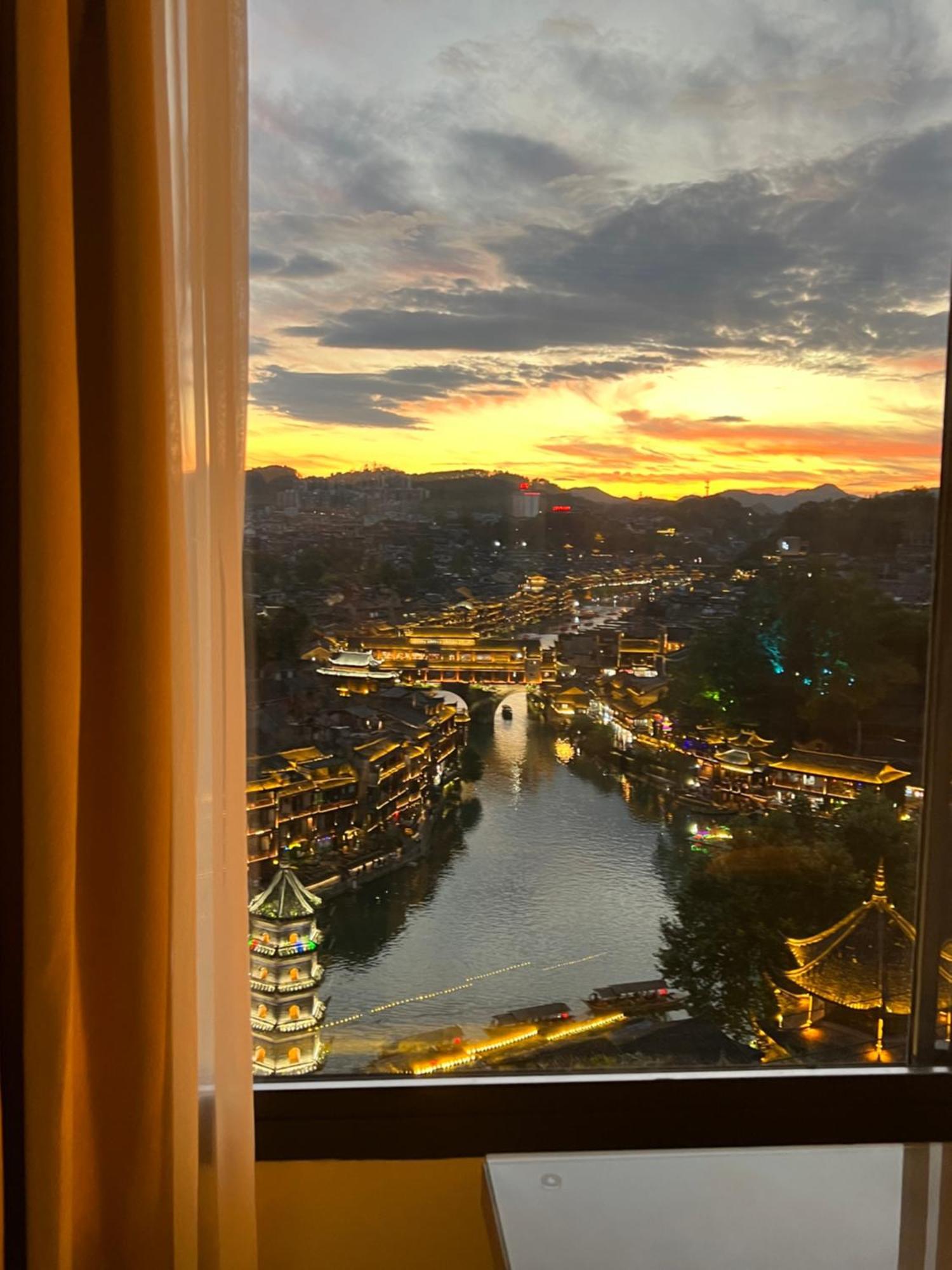 Phoenix Best River View B&B Fenghuang Esterno foto